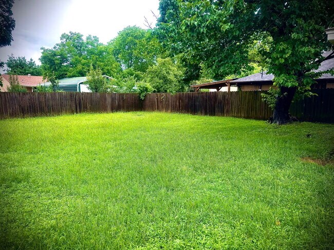 Foto del edificio - "Charming 3-Bedroom Home on Tena Street wi...