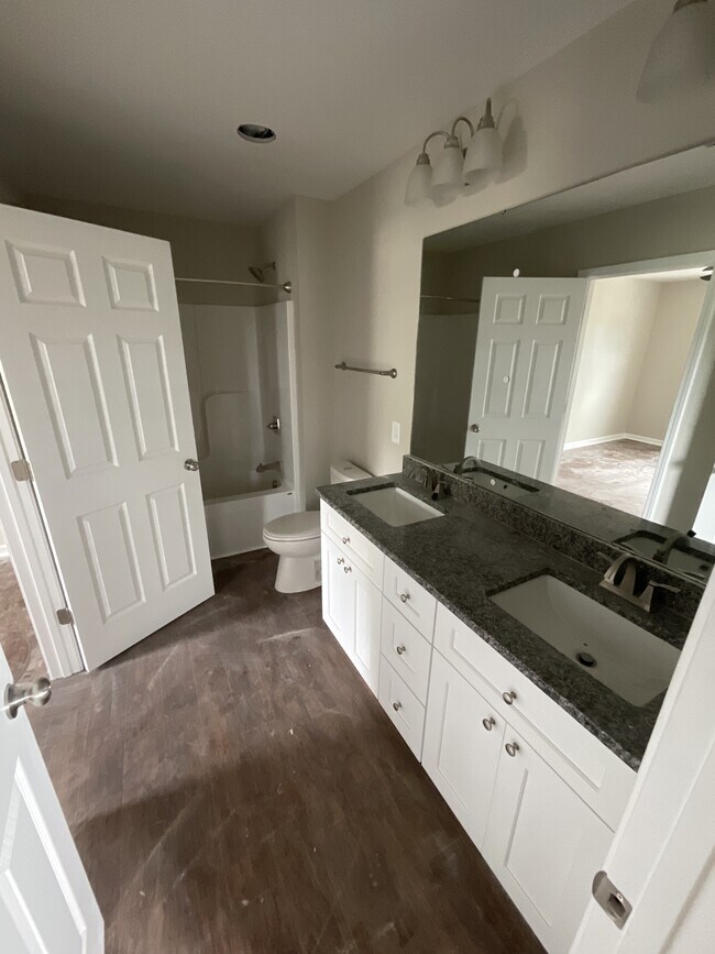 Foto del edificio - 1015 W C St