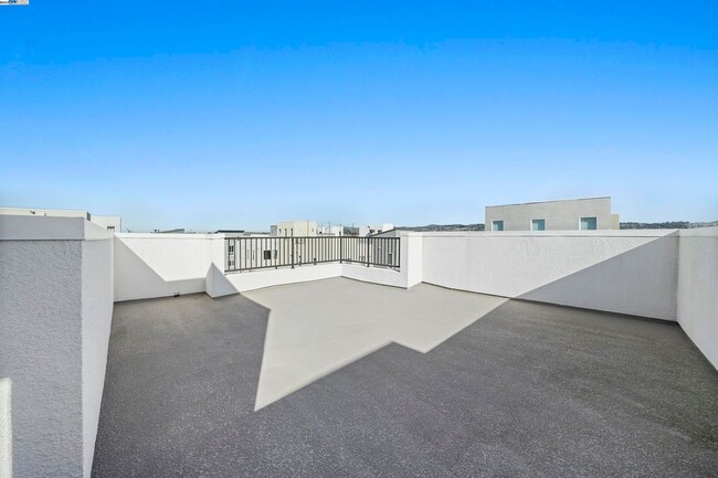 Building Photo - 859 Baywatch St
