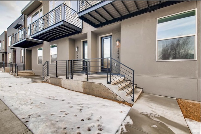 Building Photo - Skyland Townhome just outside of Downtown!...