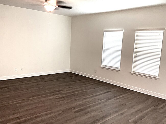 Building Photo - 736 Community Dr