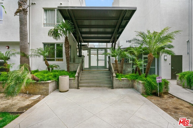 Building Photo - 6400 Crescent Prk E