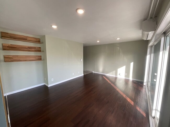 Building Photo - Condo - 2 Bedrooms / 2 Bath - Long Beach