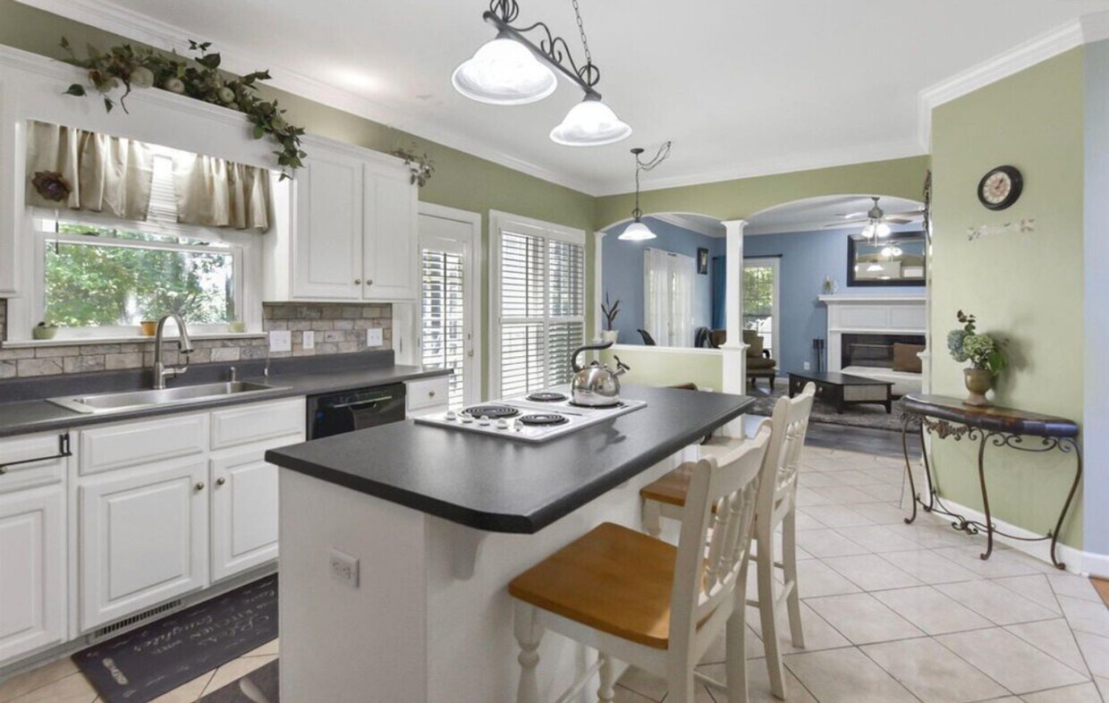 Building Photo - 4 Bedroom Chapin Schools