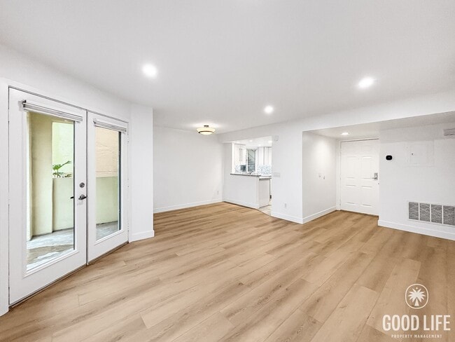 Building Photo - Charming 2BD/2BA Condo in Hillcrest W/ W/D, A/C, Reserved Parking, Community Pool, Spa, & Gym!