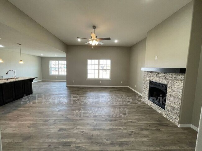 Foto del edificio - 327 W Frst Holw St