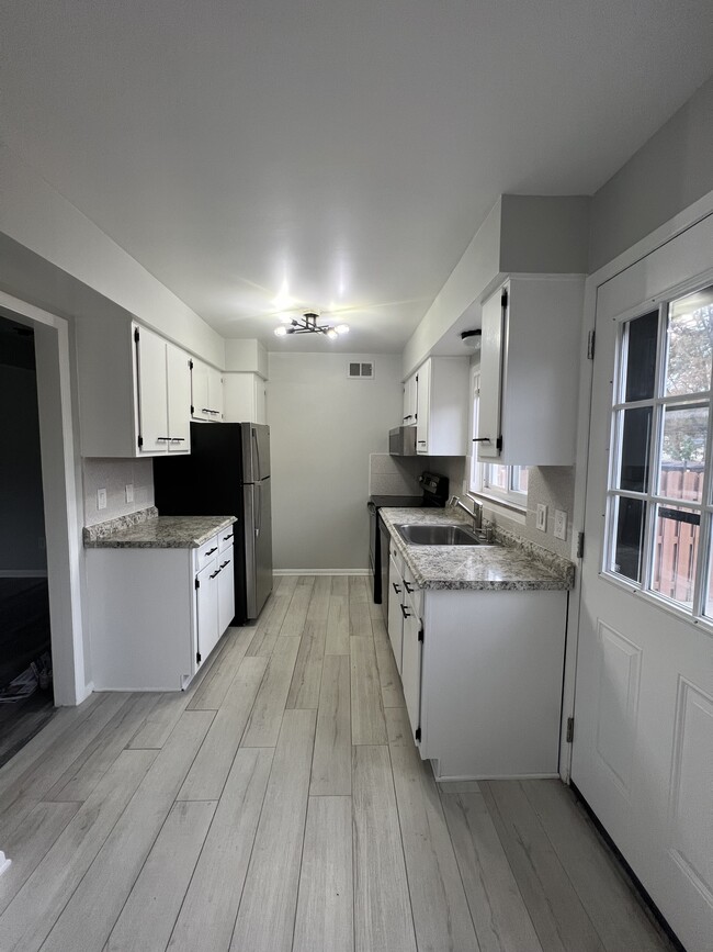 Building Photo - 4824 Mansfield Ave