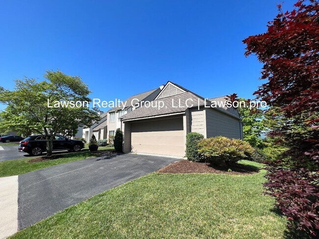 Building Photo - Grand Hunting Hills Townhome with Gorgeous...