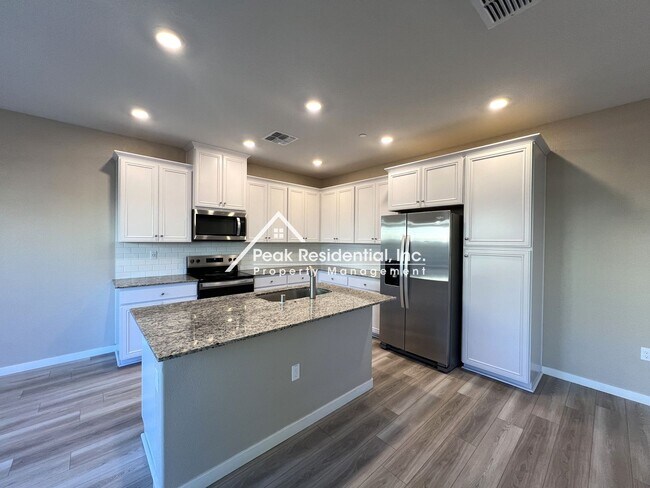 Building Photo - Updated Lincoln 4bd/2.5ba House With 2 Car...