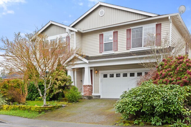 Building Photo - Spacious Everett Home with New Paint and Carpet