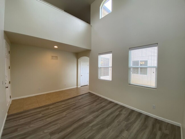 Foto del edificio - NW Two Story Visalia Home Available Now!