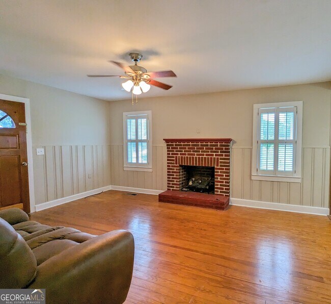 Building Photo - 6086 Lights Ferry Rd