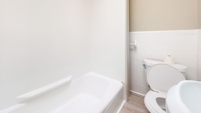 Building Photo - Spacious 2 Bedoom Aparment