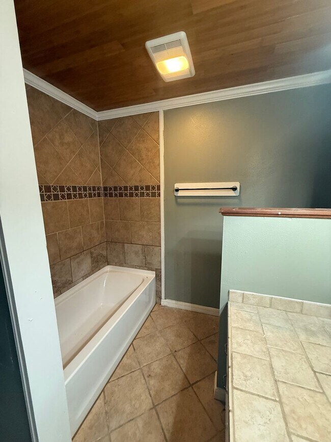 Foto del edificio - 3BD 2BA FLAT UPSTAIRS WITH HUGE BALCONY