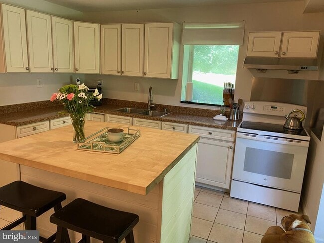 Building Photo - 2435 Westminster Dr