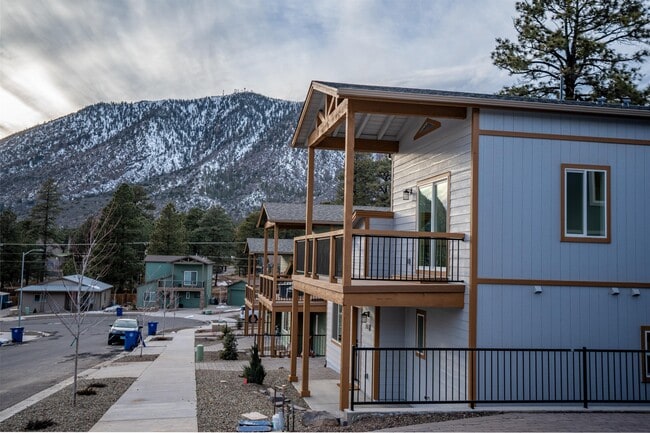 Building Photo - 5026 E Retreat Cir