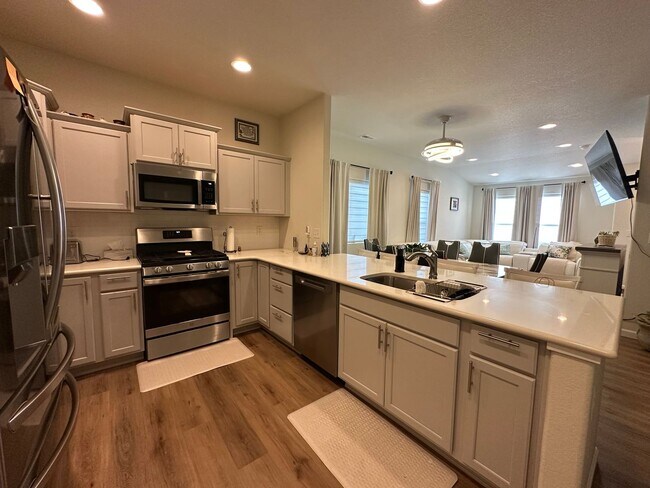 Foto del edificio - Beautiful 2 Bed 3 Bath Townhome!!