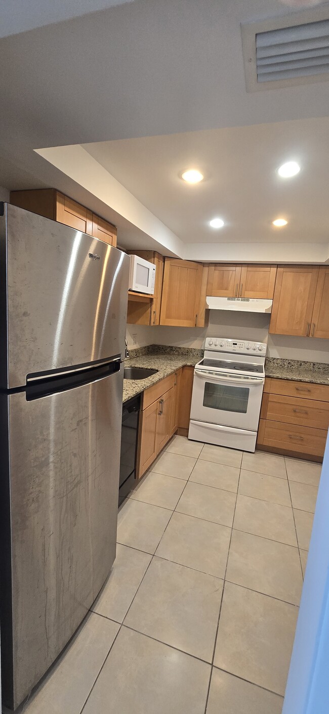 Building Photo - 400 Kings Point Dr