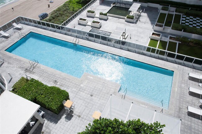 Foto del edificio - 15901 Collins Ave