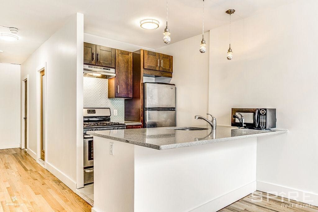 Primary Photo - 29 Montrose Ave