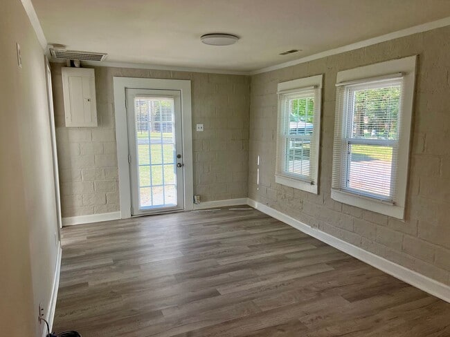 Building Photo - One bedroom, 1 bath house in Mebane