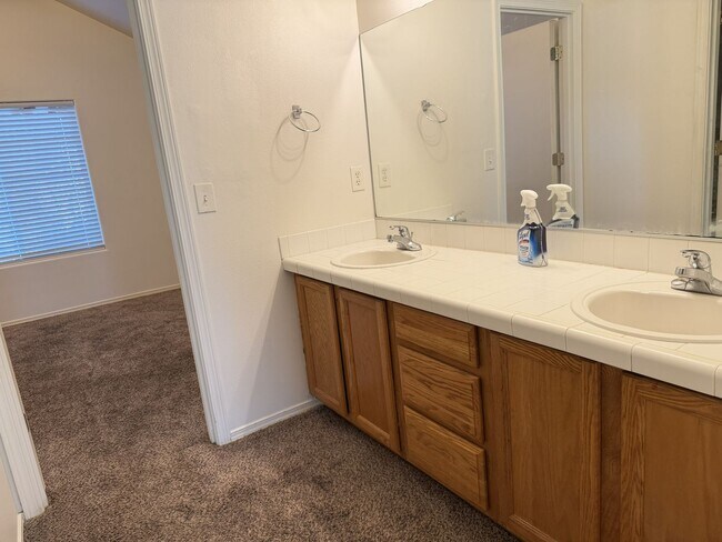 Building Photo - 3 Bedrooms Townhouse for Rent