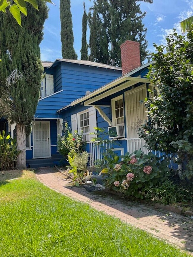 Building Photo - 6504-6506 Hazeltine Ave