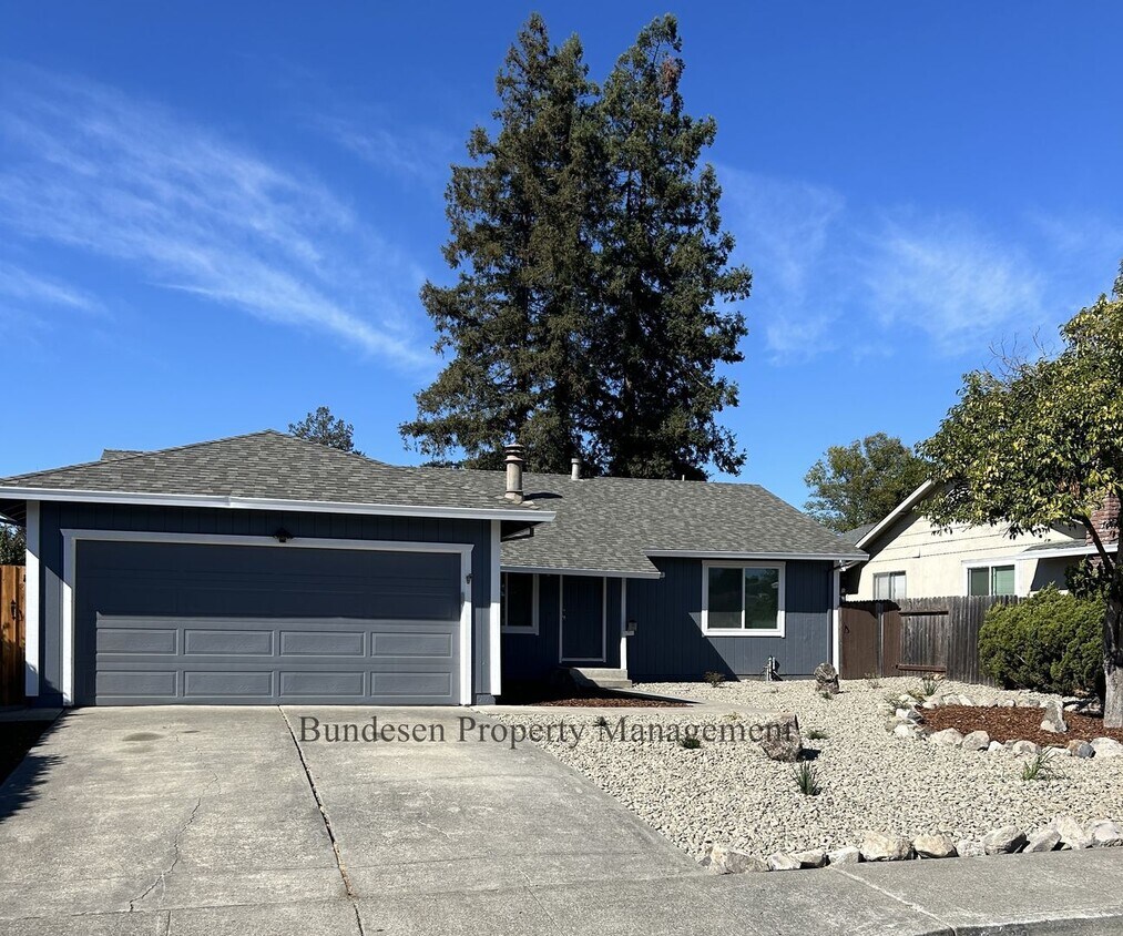 Foto principal - East Petaluma Four Bedroom Home