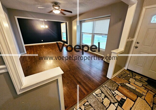 Building Photo - AVAILABLE NOW with MOVE IN SPECIAL! Overla...