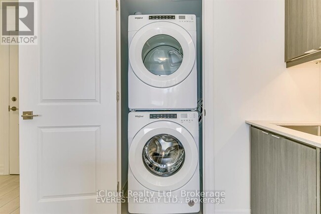 Photo du bâtiment - 30 Elm Dr W