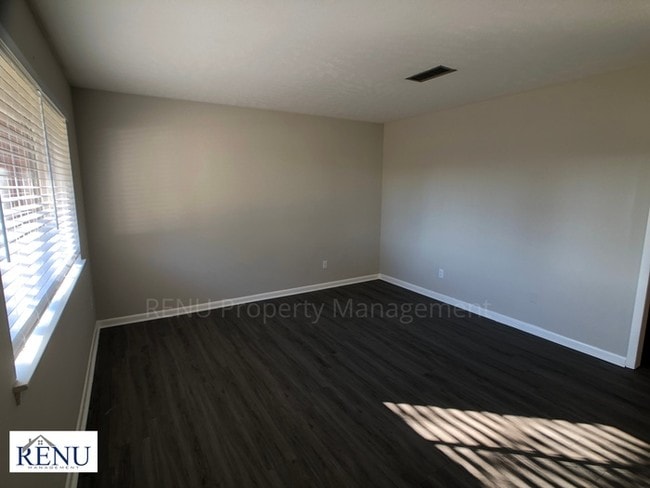 Building Photo - 5 Bedroom Home Available Now