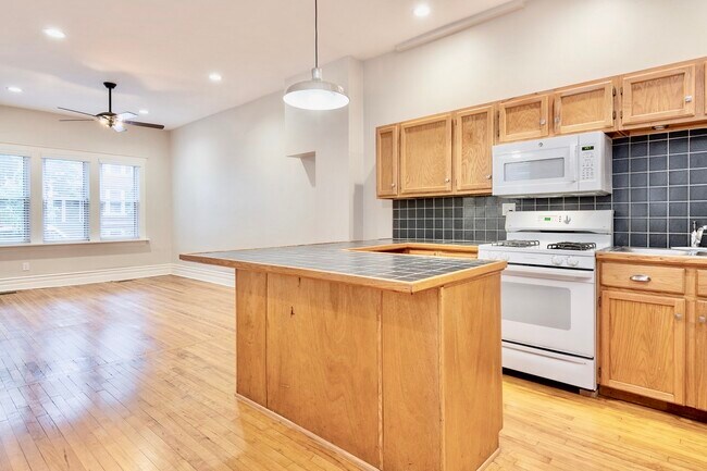 Foto del edificio - 2341 W Belden Ave