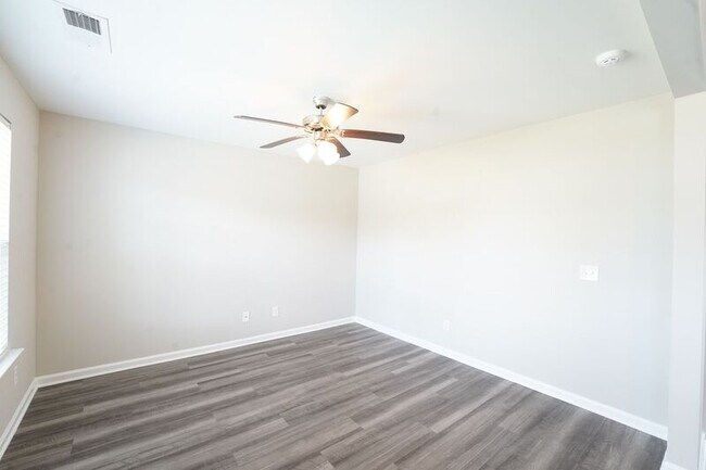 Foto del edificio - 105 Butternut Blvd
