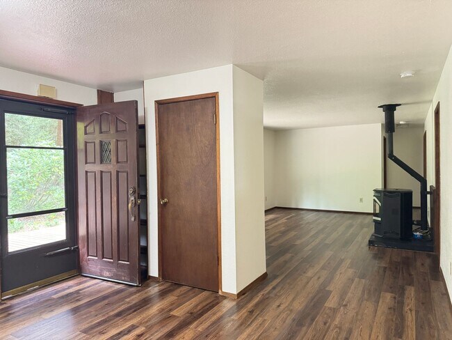 Foto del edificio - Cozy one story home on beautiful close to town acreage.