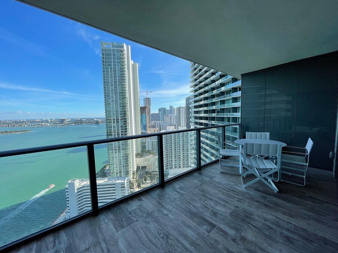Foto principal - 650 NE 32nd St
