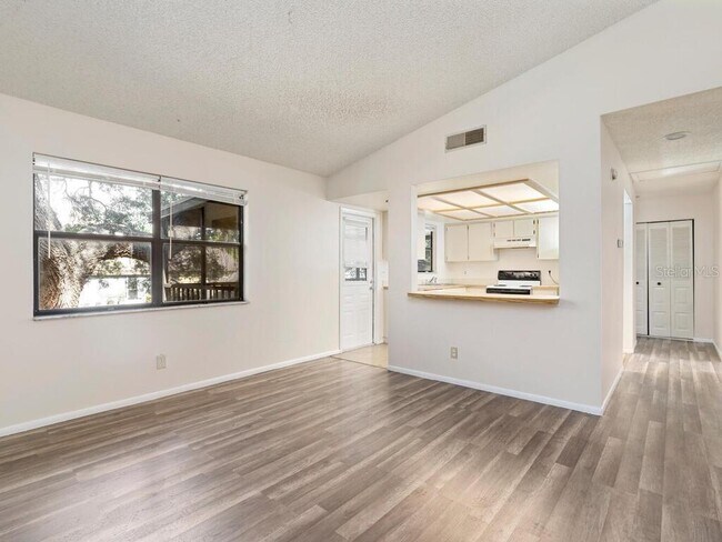 Building Photo - 533 E Curlew Pl