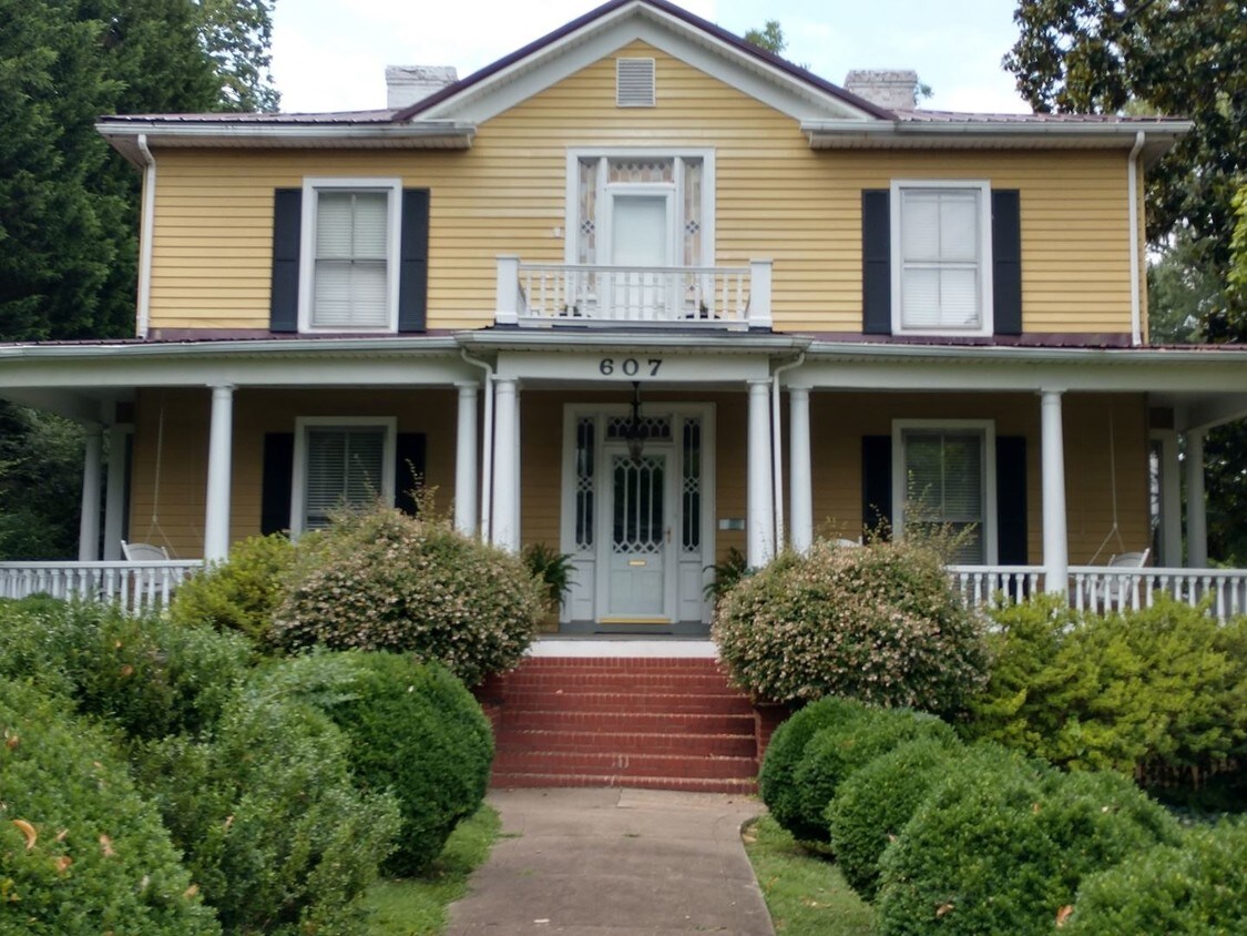 4 br, 2.5 bath House 607 Longwood Avenue House for Rent in Bedford