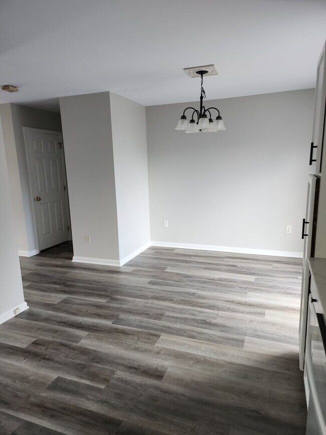 Building Photo - Updated Townhome available now!