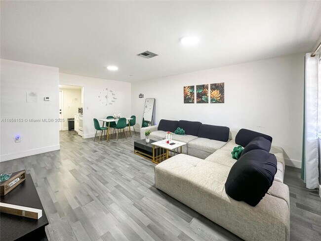 Foto del edificio - 1050 NW 103rd St