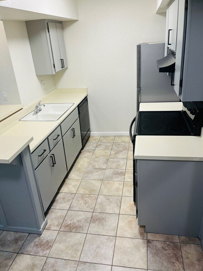 Building Photo - Gated 1 bedroom 1 bath condo in PRIME loca...