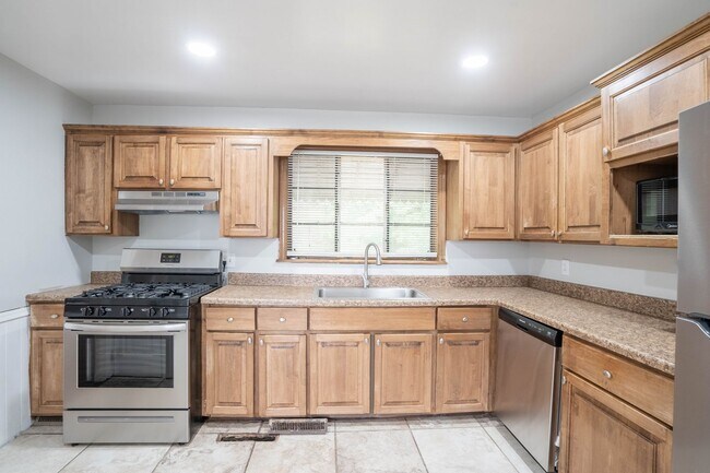 Building Photo - 3 bed/2bath! Fully remodeled! Price drop!