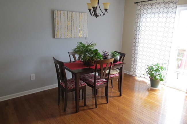 Building Photo - 2 Bedroom / 2.5 Bath Condo Johnson City, TN
