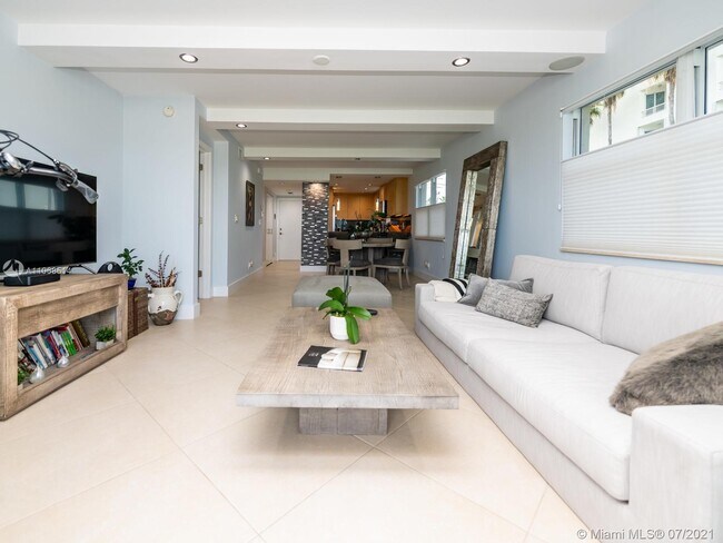 Building Photo - 1069 Hillsboro Mile
