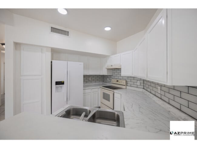 Building Photo - Comfort and Ease Define This Exquisite 3/2...