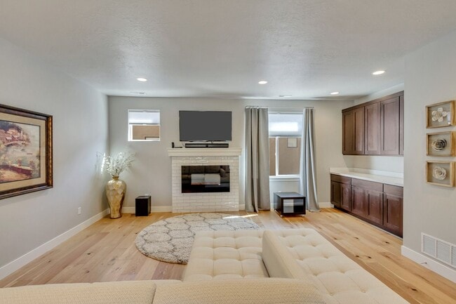 Building Photo - Stunning 3-Bedroom, 3.5-Bath Home with Modern Comforts