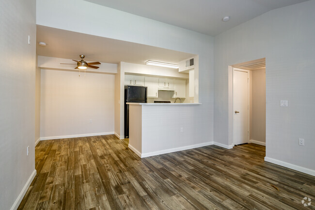 2BR, 2BA - 920SF - Austin Crest Apartments