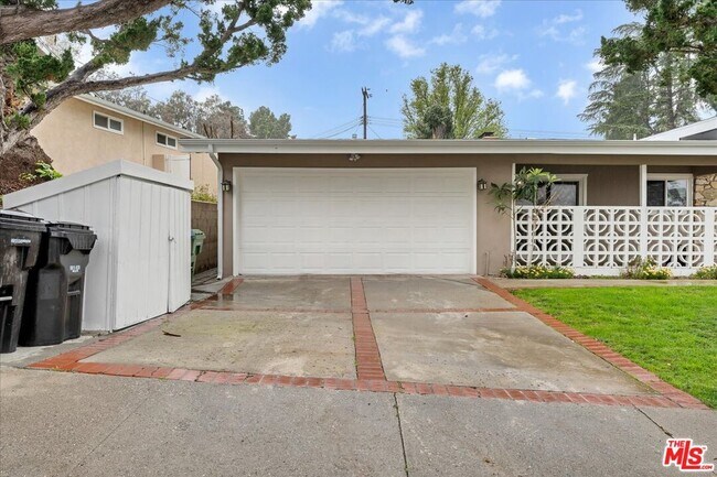 Building Photo - 5817 Lockhurst Dr