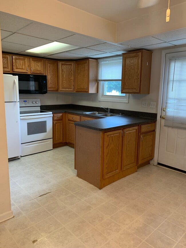 Kitchen - 28838 Pardo St