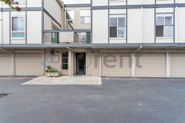 Building Photo - Unit 5