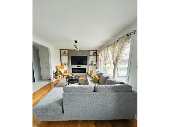 Building Photo - 572 Rue Charles-Desnoyers